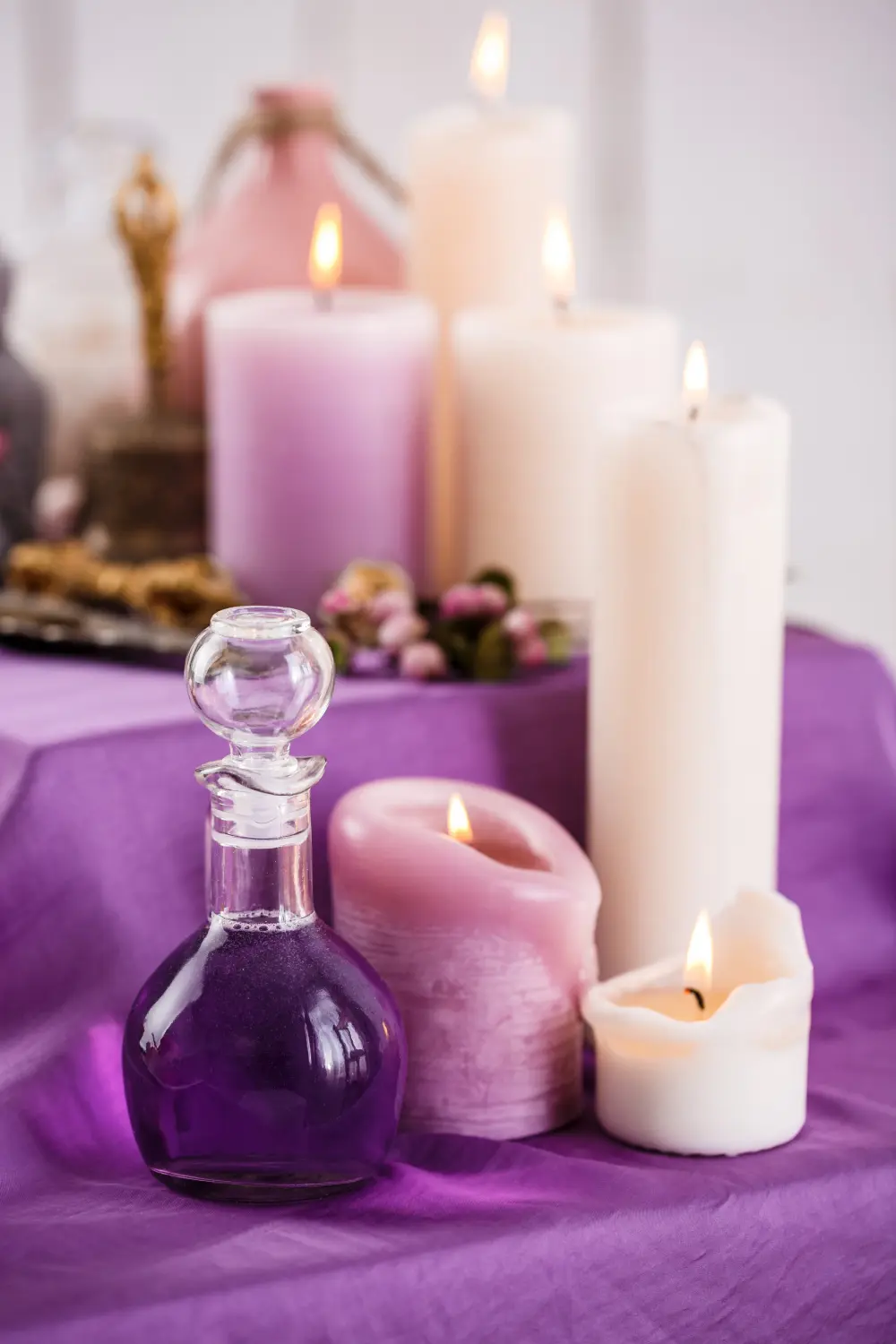 Ambiente sereno con velas encendidas para sesión de medium