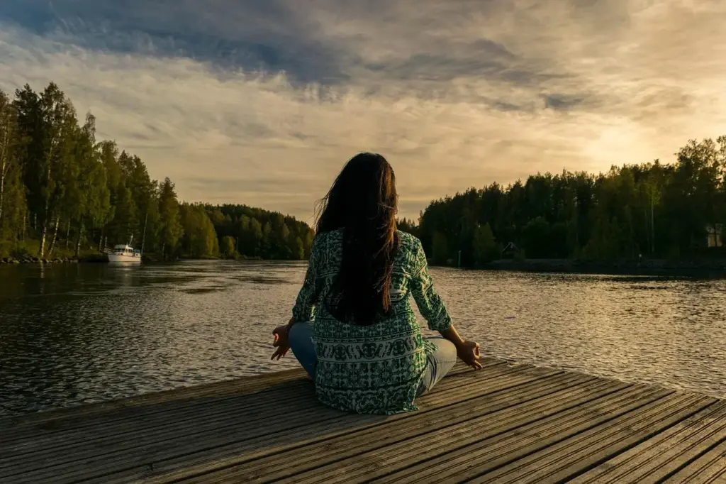 Persona sentada en entorno tranquilo recibiendo mensajes espirituales